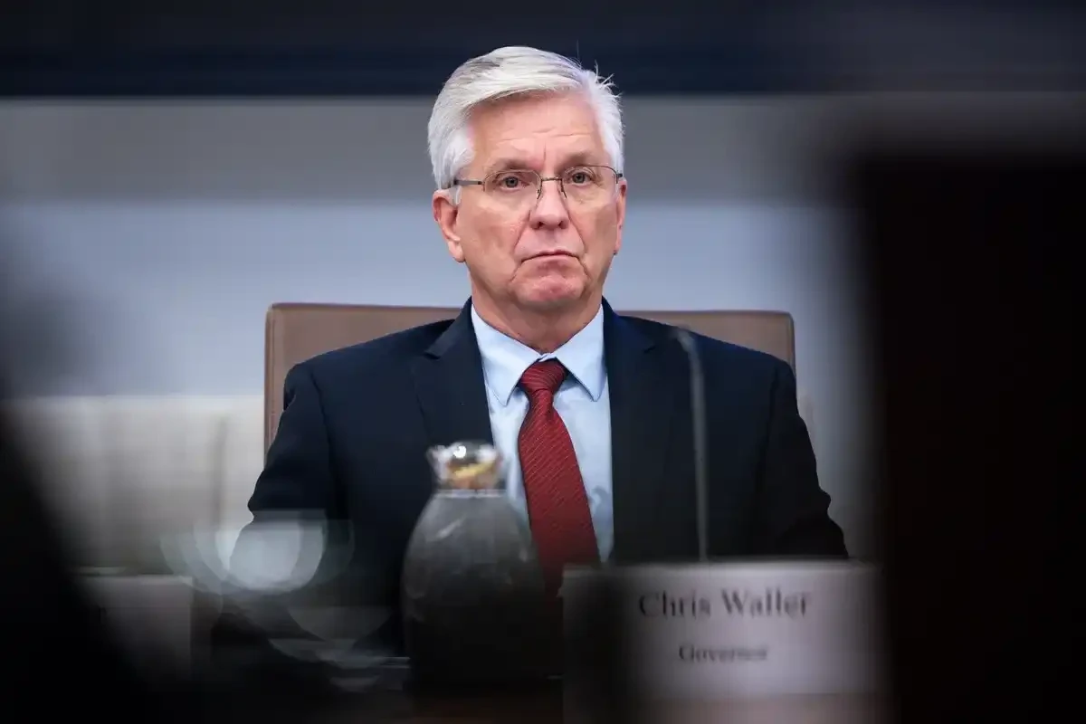 The Battle for the 'Gatekeeper' Role in the Fed's Payment System: Institutional Game Between Traditional Banks and the Crypto World