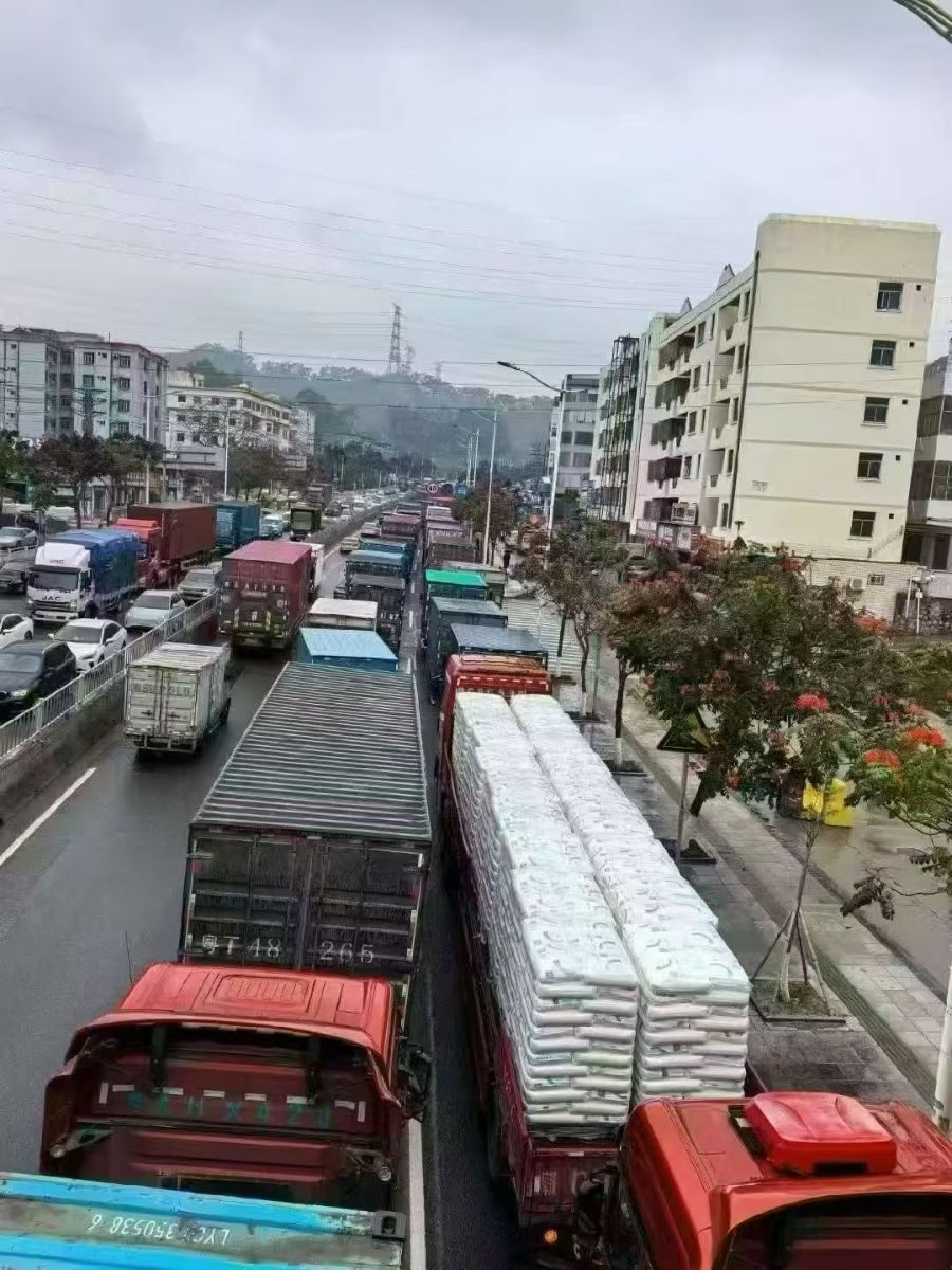 Strait Blockage, Gas-Powered Car Prices Rise, Who's Quietly Making a Fortune?